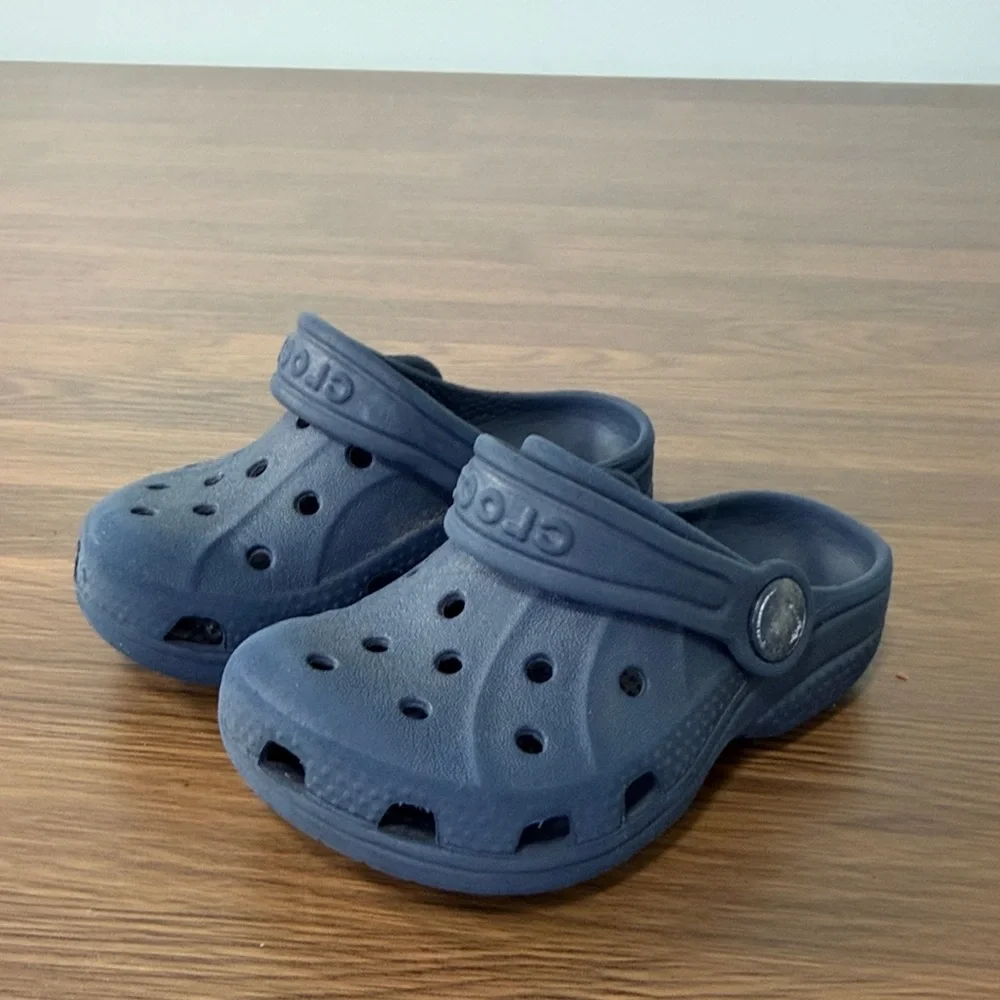 CROCS Kids Dark Blue Clogs size 4/5